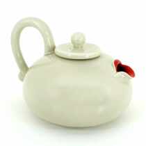 Teapot with lips