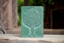 Обложка на паспорт кожаная женская зеленая Дерево жизни