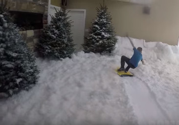 Родители решили устроить детям незабываемое утро, заполнив весь дом снегом